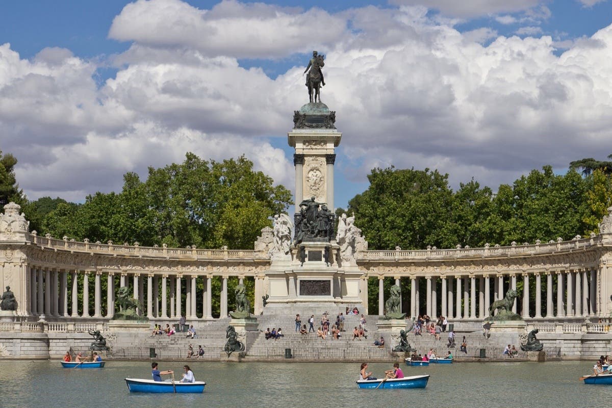 Investigan si un vecino de Rivas simuló el suicidio de su mujer en el estanque del Retiro