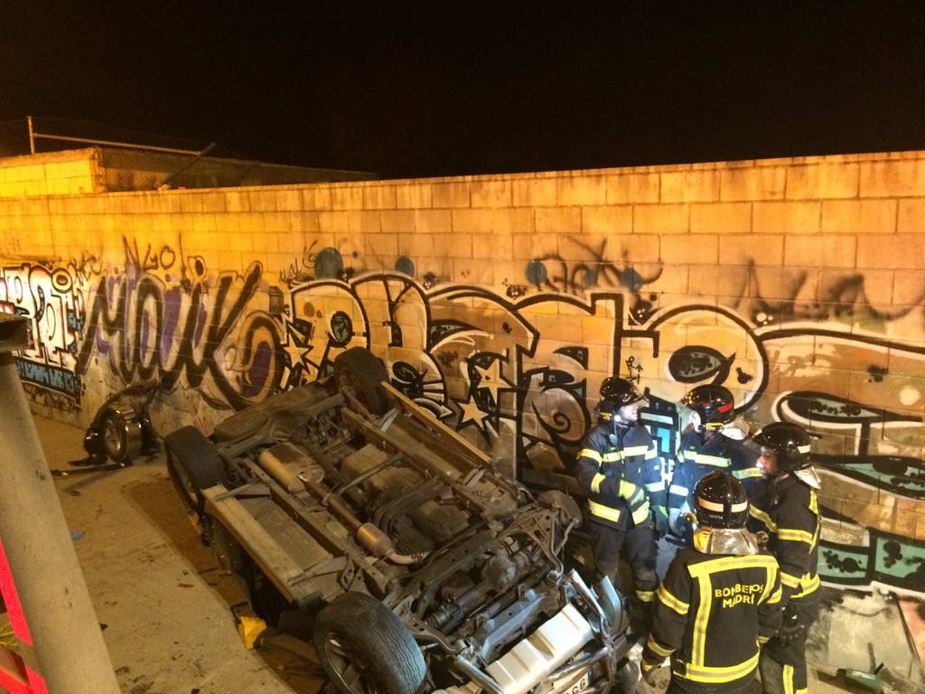 Una joven de 22 años pierde el control de su coche y cae en un desnivel en la A-5