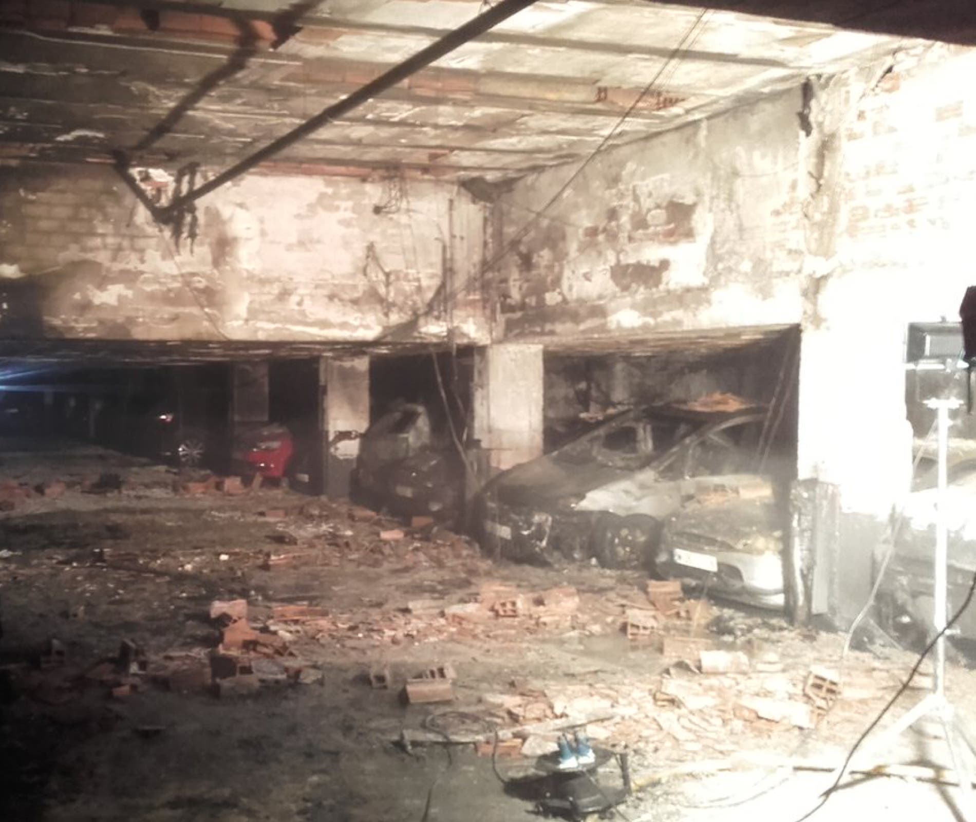 Un Incendio Calcina 12 Coches Y 11 Motos En Un Garaje De San Blas
