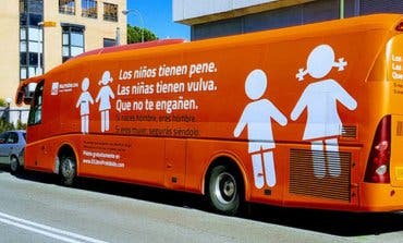 La Policía Municipal de Madrid inmoviliza el «autobús de la vergüenza»
