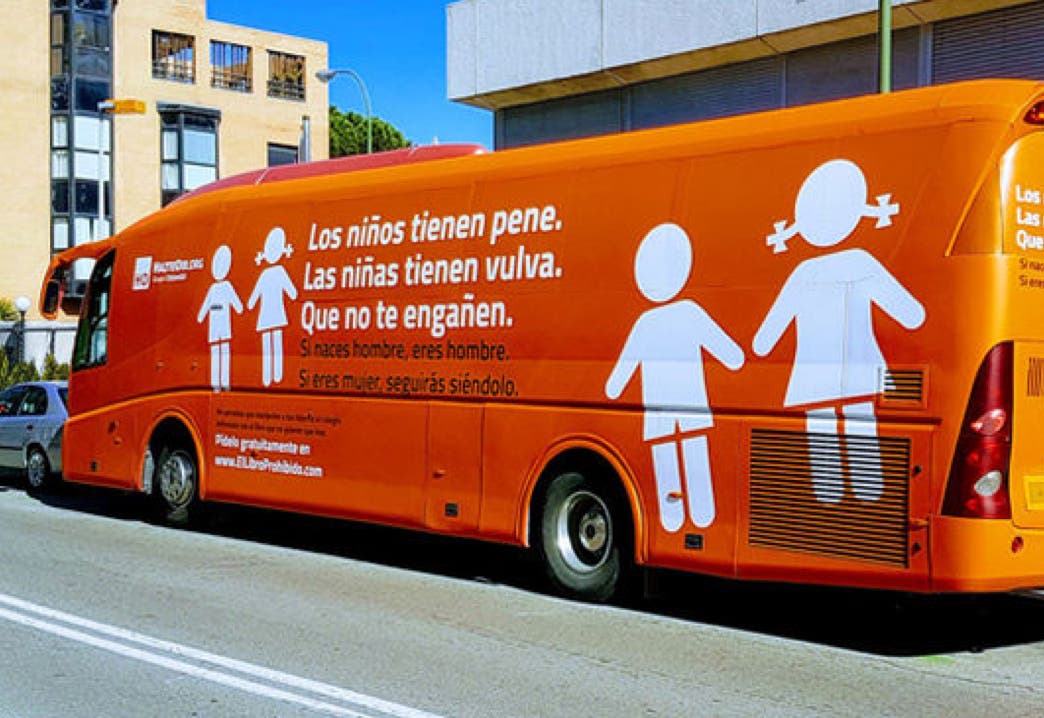 La Policía Municipal de Madrid inmoviliza el «autobús de la vergüenza»