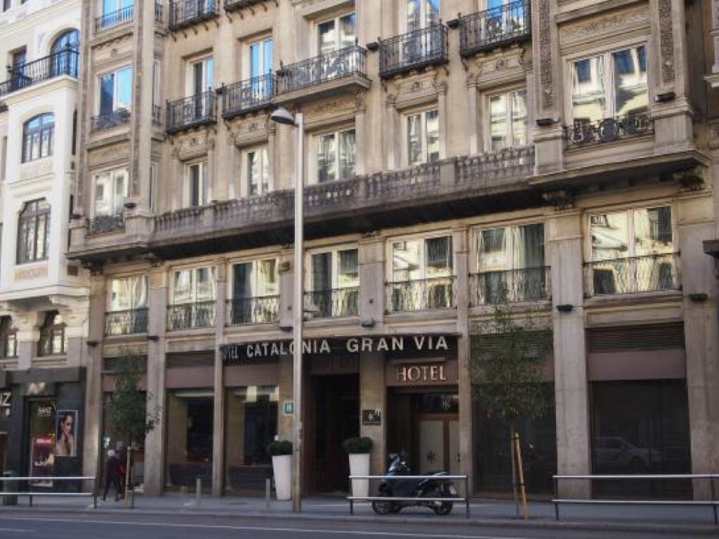 Desalojado el hotel Catalonia de Gran Vía por un aviso de bomba