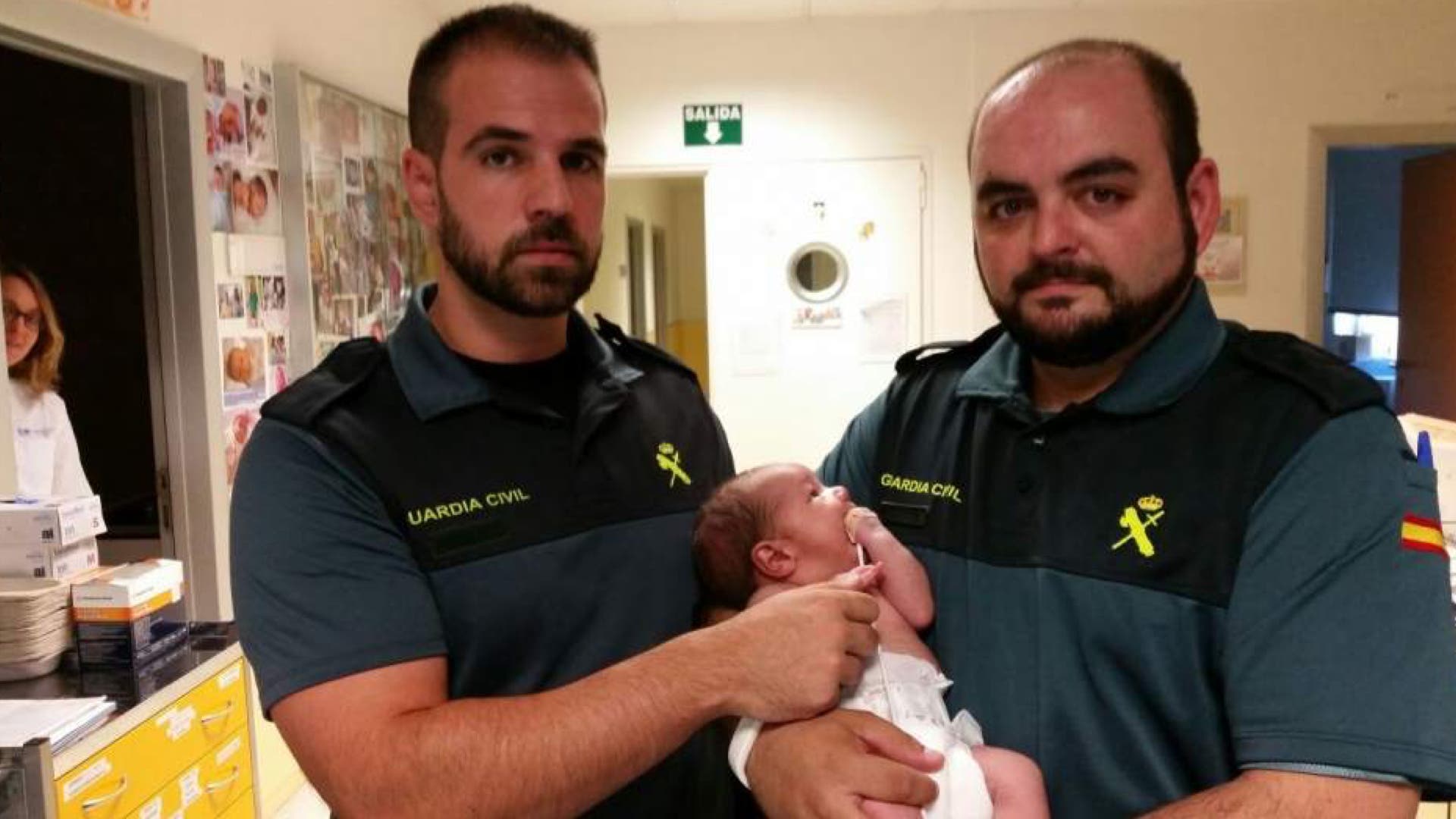 Los dos agentes de la Guardia Civil que rescataron al bebé (Guardia Civil). 