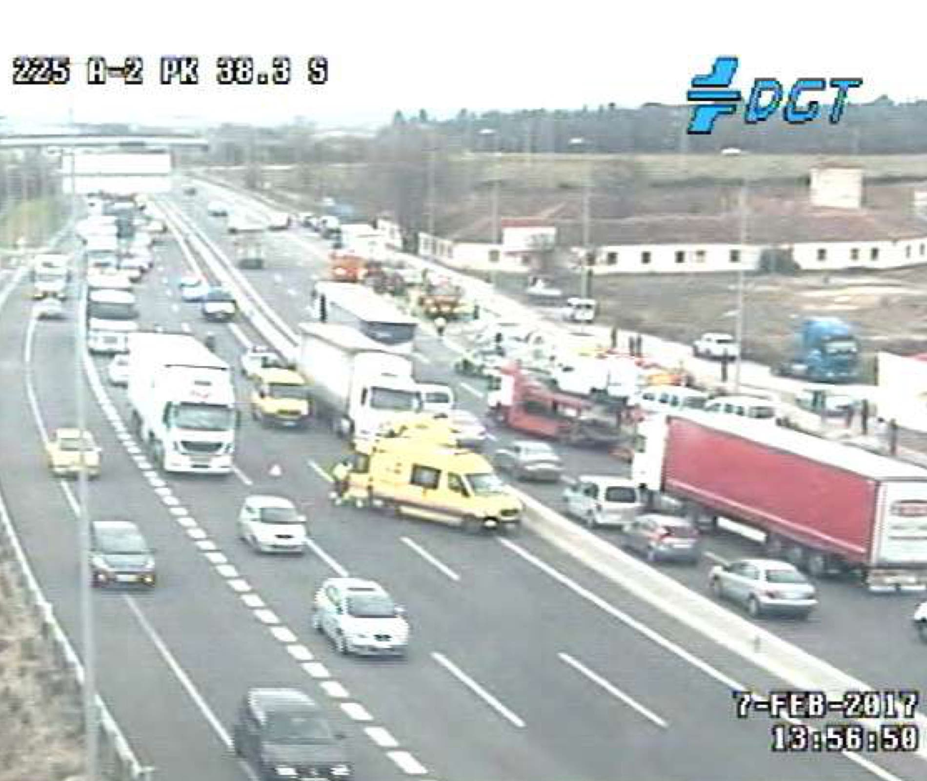 El vuelco de un camión provoca