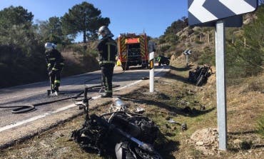 Un accidente múltiple de motos en Madrid deja un herido grave y dos motos ardiendo