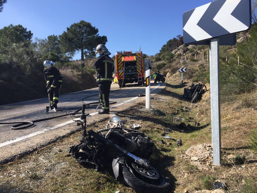 Un accidente múltiple de motos en Madrid deja un herido grave y dos motos ardiendo