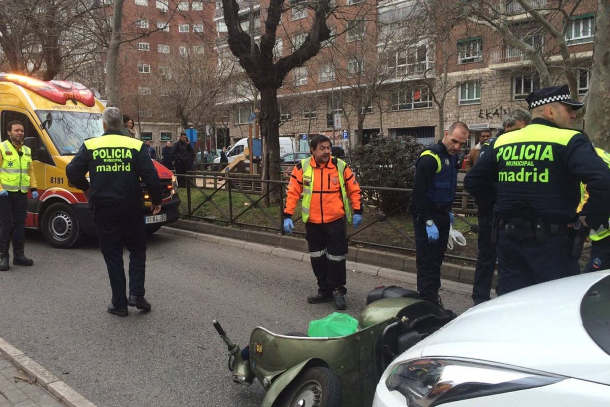 Herido grave un motorista tras ser golpeado por un taxi en la Castellana