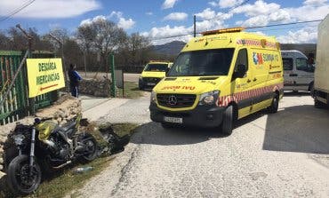 Herido grave un motorista tras chocar contra un camión de reparto