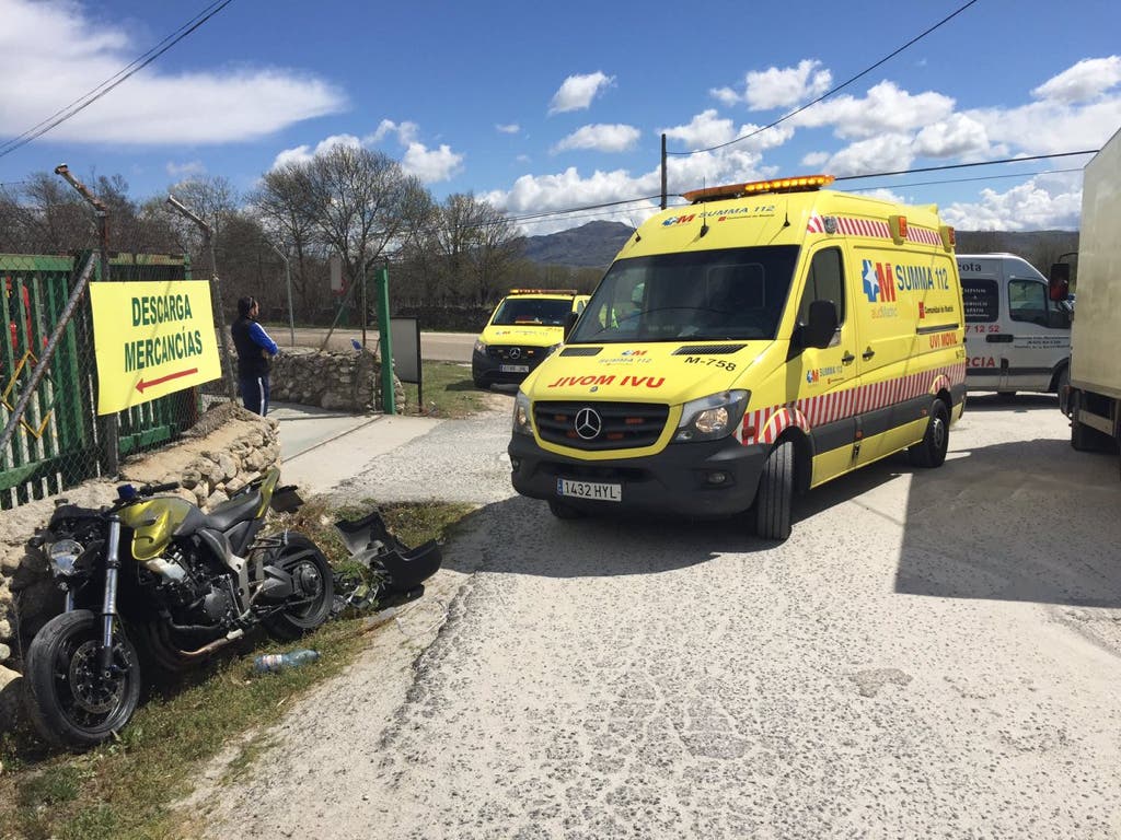 Herido grave un motorista tras chocar contra un camión de reparto