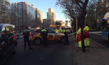 Un motorista sufre la amputación de una pierna tras un accidente en la Castellana