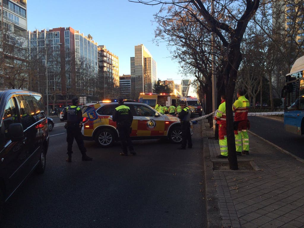 Un motorista sufre la amputación de una pierna tras un accidente en la Castellana