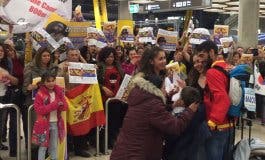 El caluroso recibimiento al atleta torrejonero, Juanjo Crespo, en Barajas