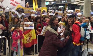 El caluroso recibimiento al atleta torrejonero, Juanjo Crespo, en Barajas