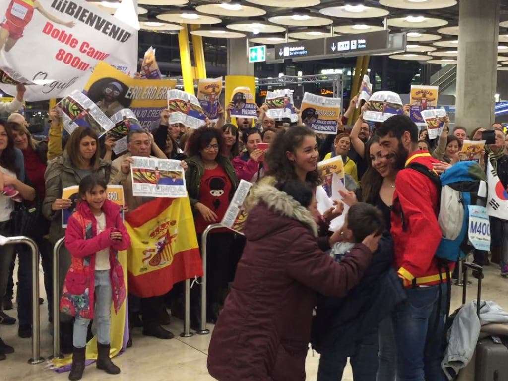 El caluroso recibimiento al atleta torrejonero, Juanjo Crespo, en Barajas