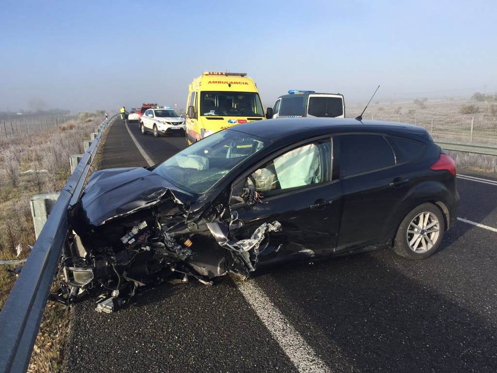 Dos heridos, uno grave, tras el choque frontal de dos vehículos en Madrid