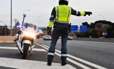 Un joven de 19 años, sin puntos, casi atropella a un agente al saltarse un control en Guadalajara