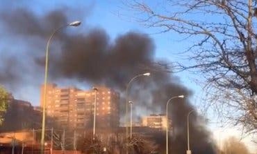 Un incendio en la Línea 8 de Metro provoca una enorme columna de humo