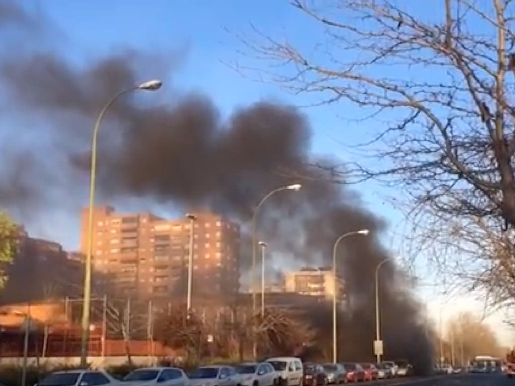 Un incendio en la Línea 8 de Metro provoca una enorme columna de humo