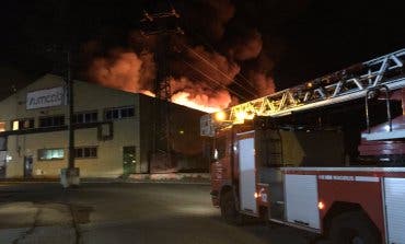 Impresionante incendio esta madrugada en una nave industrial en Madrid