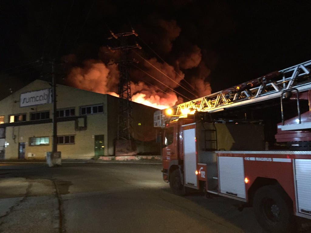 Impresionante incendio esta madrugada en una nave industrial en Madrid