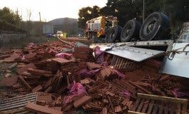 Herido tras volcar su camión cargado de ladrillos