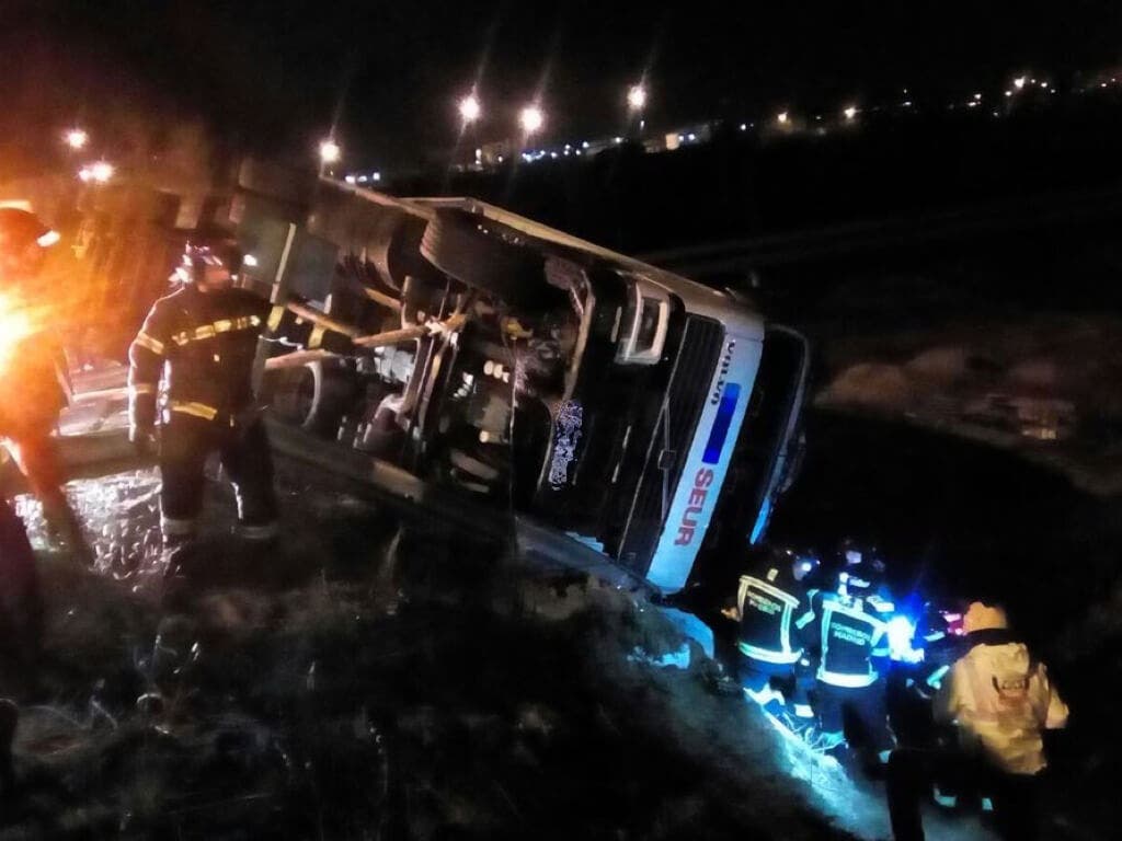 Atrapado tras volcar su camión esta madrugada en la M-45