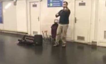 El violinista que causa furor en el Metro de Madrid con su versión de «Despacito»