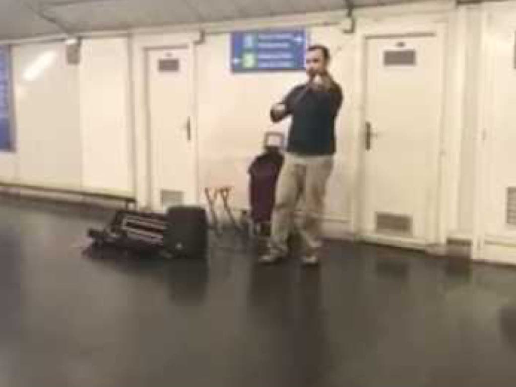 El violinista que causa furor en el Metro de Madrid con su versión de «Despacito»