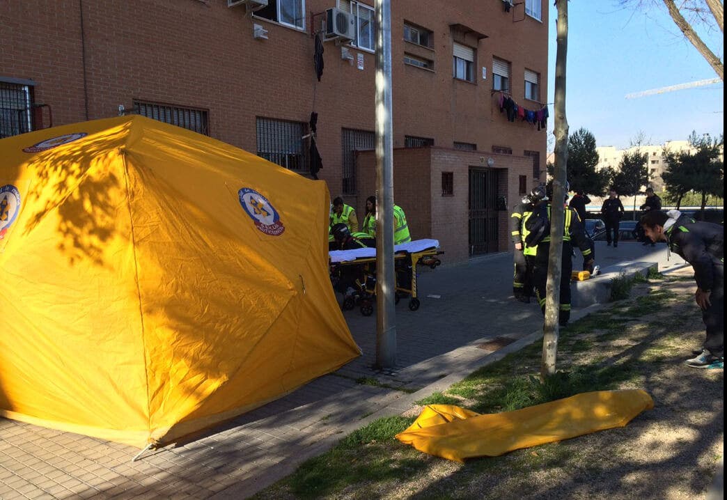 Muy grave una joven en Madrid tras ser apuñalada y caer por una ventana