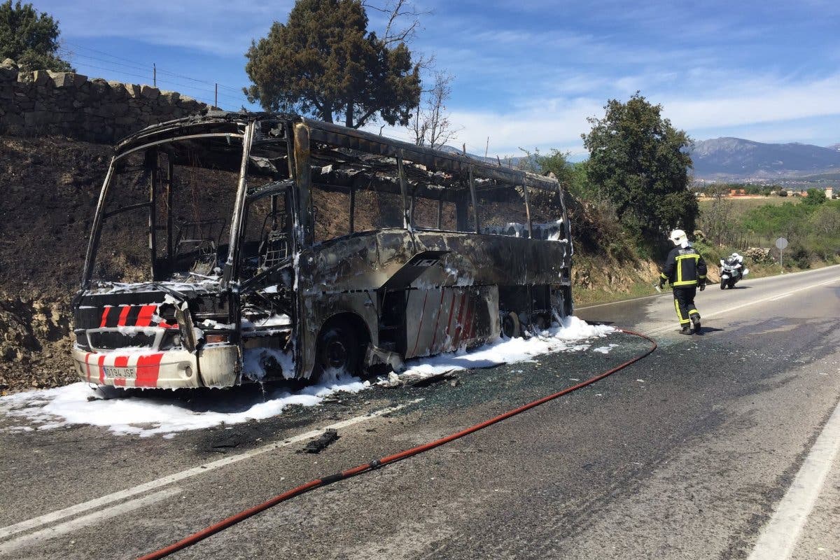 Un autobús en el que viajaban 26 personas arde por completo en la M-600