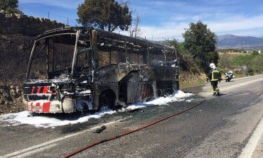Un autobús en el que viajaban 26 personas arde por completo en la M-600