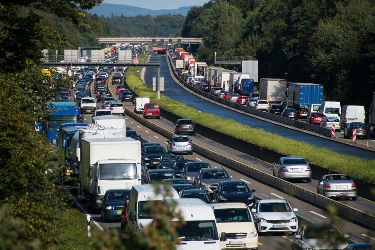 Las carreteras madrileñas presentan hasta 40 kilómetros de retenciones