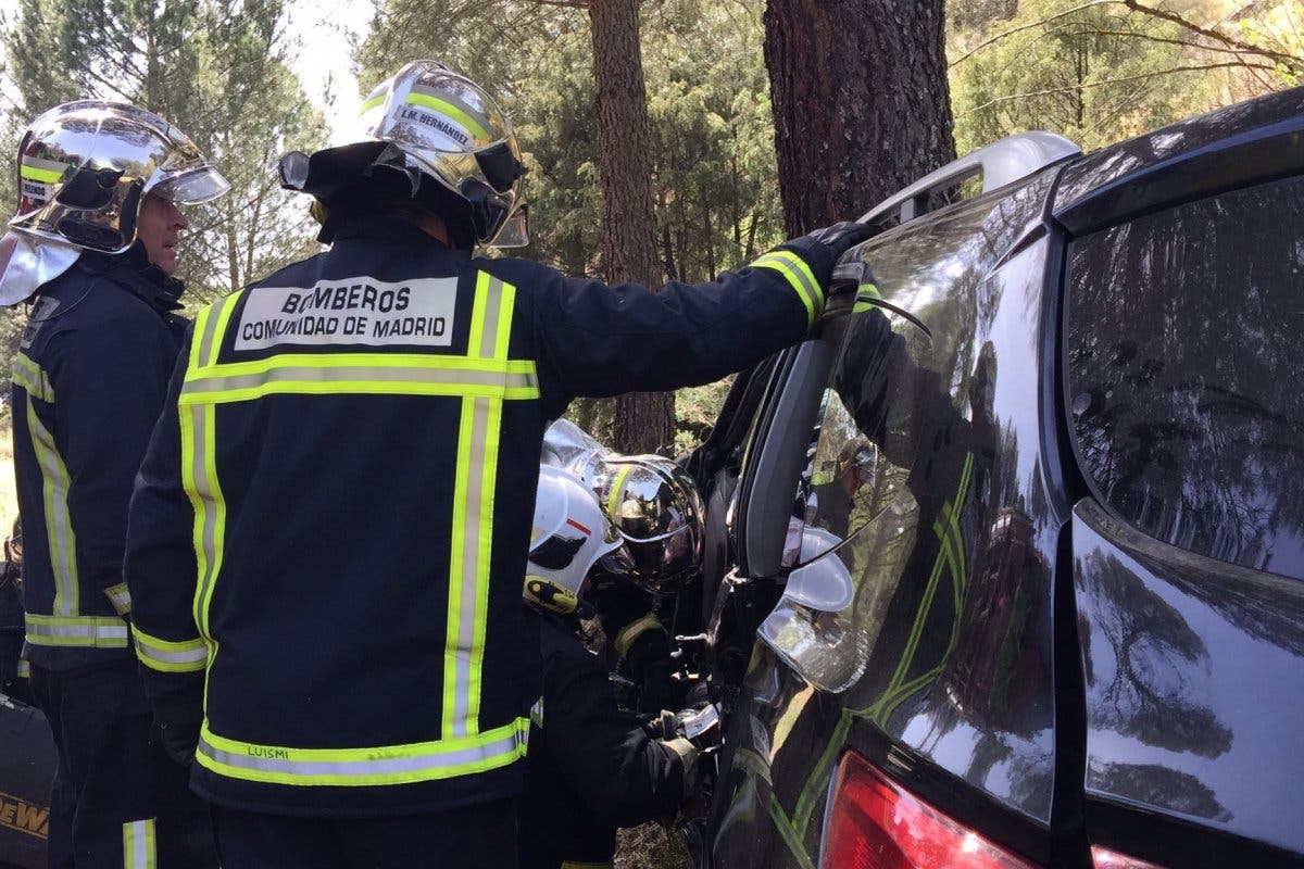 Un conductor muere en la M-501 al chocar contra un árbol