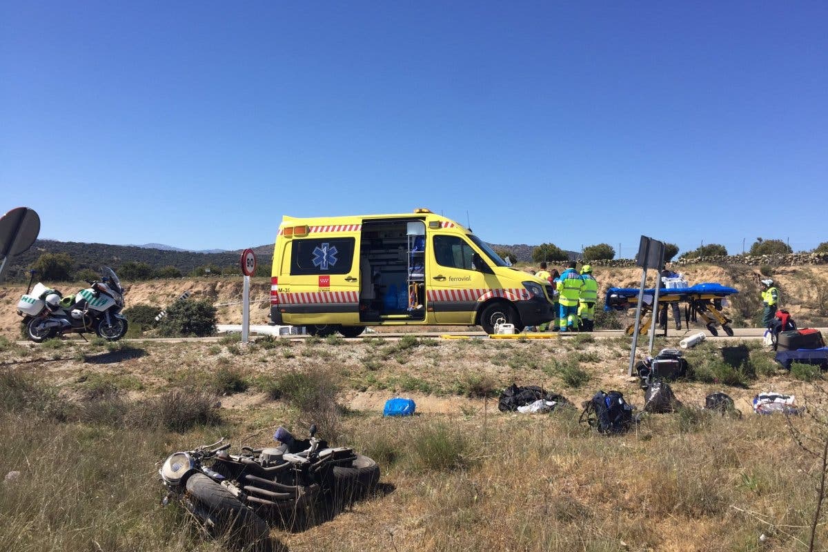 Un motorista sufre la amputación de una pierna tras chocar contra una señal