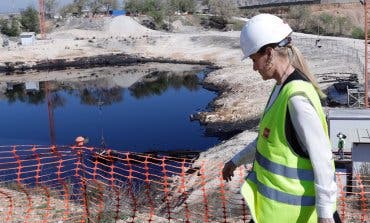 Extraídas 24.800 toneladas de aceite industrial de la laguna de Arganda