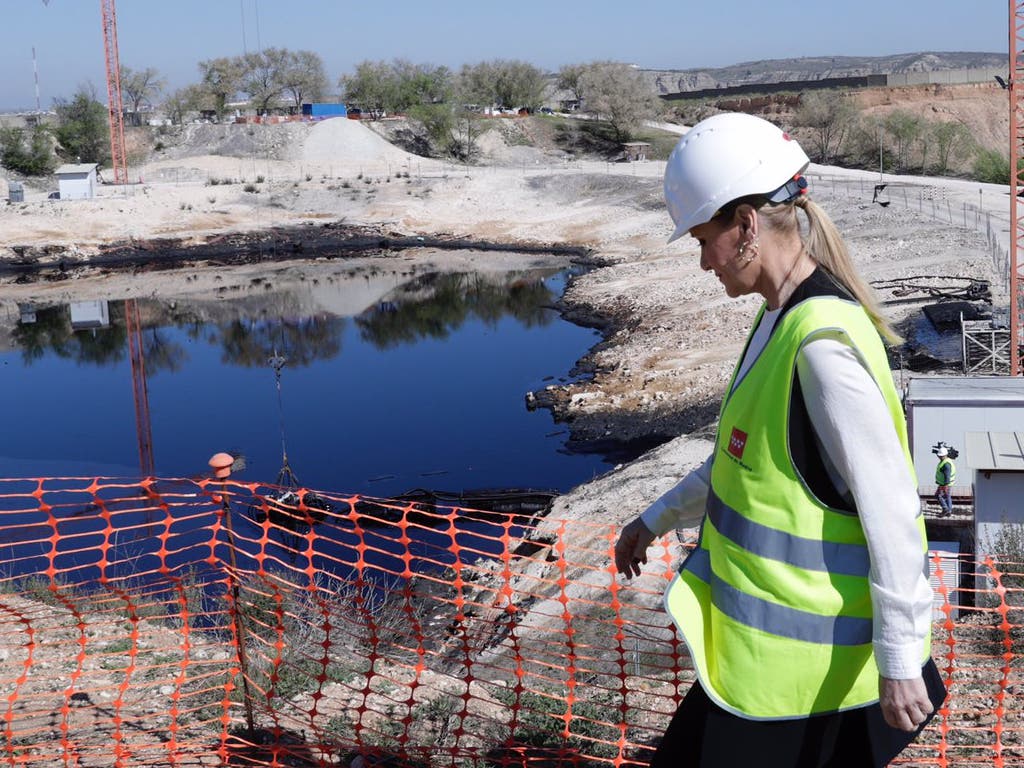 Extraídas 24.800 toneladas de aceite industrial de la laguna de Arganda