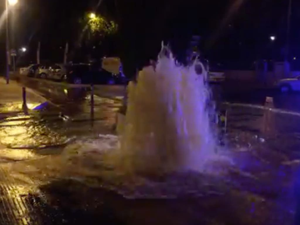 VÍDEO: Un géiser en plena calle en San Fernando de Henares