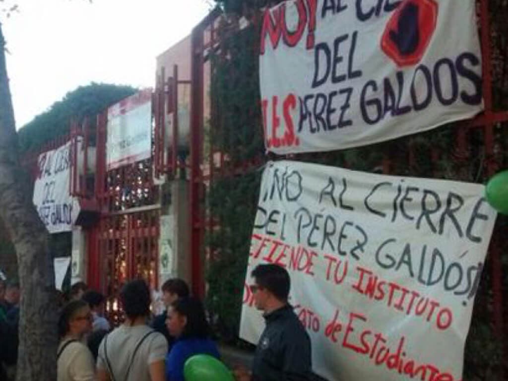 Un menor detenido tras el encierro de varias familias en un instituto de Madrid