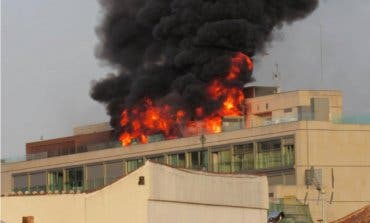 Espectacular incendio en la azotea de un edifico de la Gran Vía