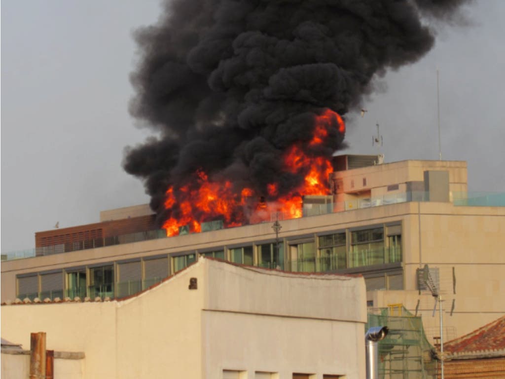 Espectacular incendio en la azotea de un edifico de la Gran Vía