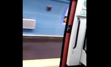 Un grupo de personas viaja en el Metro de Madrid con las puertas abiertas