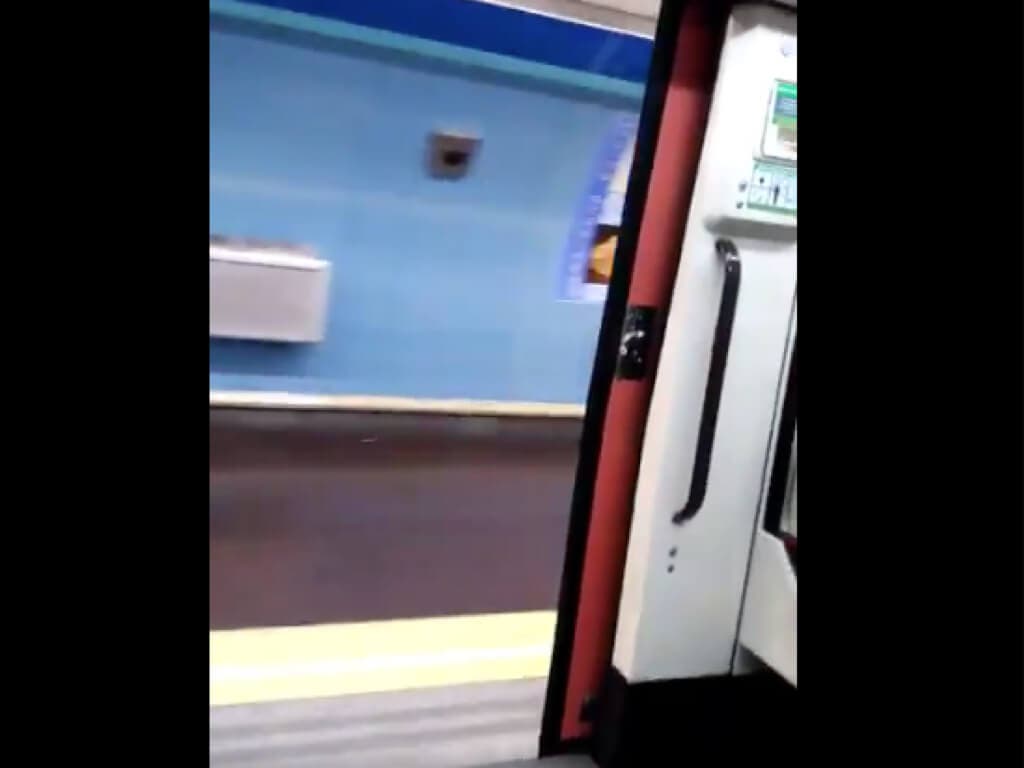 Un grupo de personas viaja en el Metro de Madrid con las puertas abiertas