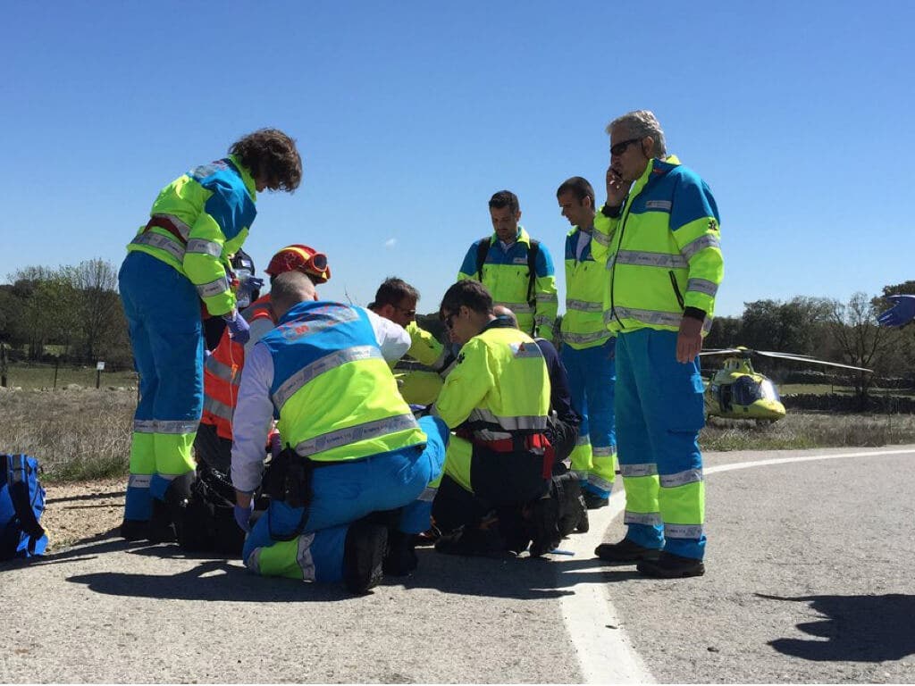 Herido muy grave un motorista al chocar contra un coche