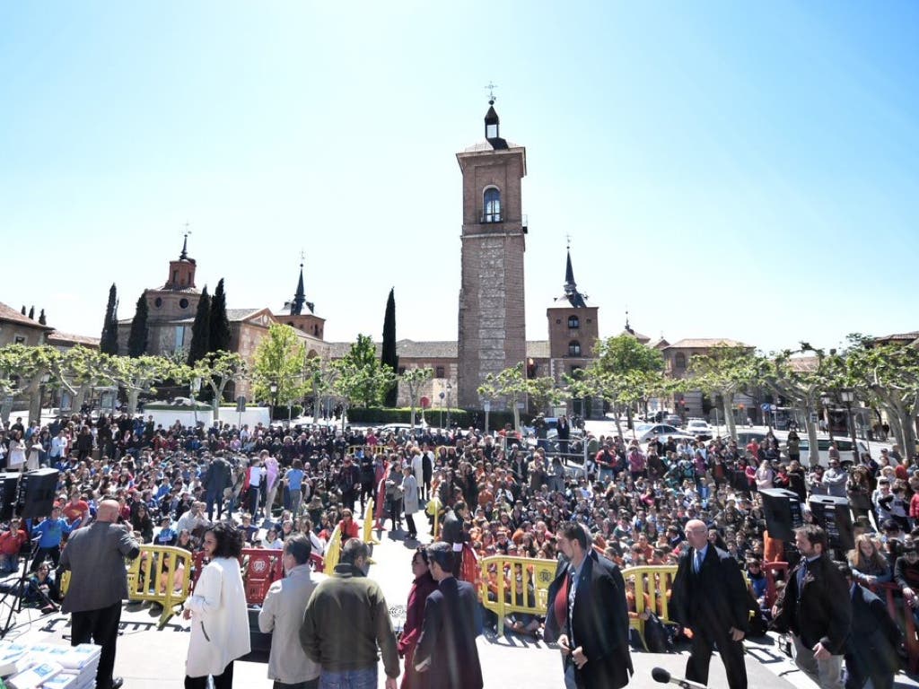 800 escolares de Alcalá de Henares escriben la tercera parte de El Quijote