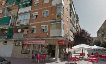 Estupor en la terraza de un bar de Alcalá al ver saltar a una mujer al vacío
