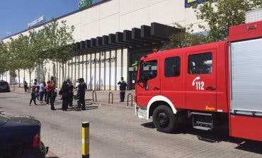 Desalojan y cierran un centro comercial de Vicálvaro por la fisura de una viga