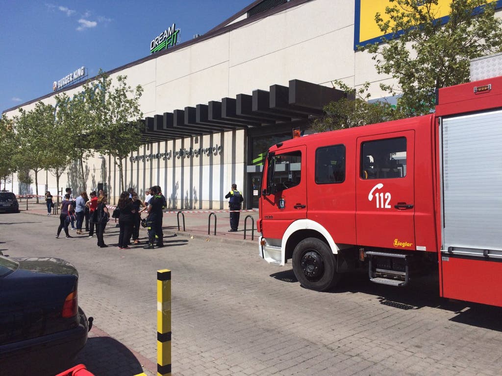 Desalojan y cierran un centro comercial de Vicálvaro por la fisura de una viga