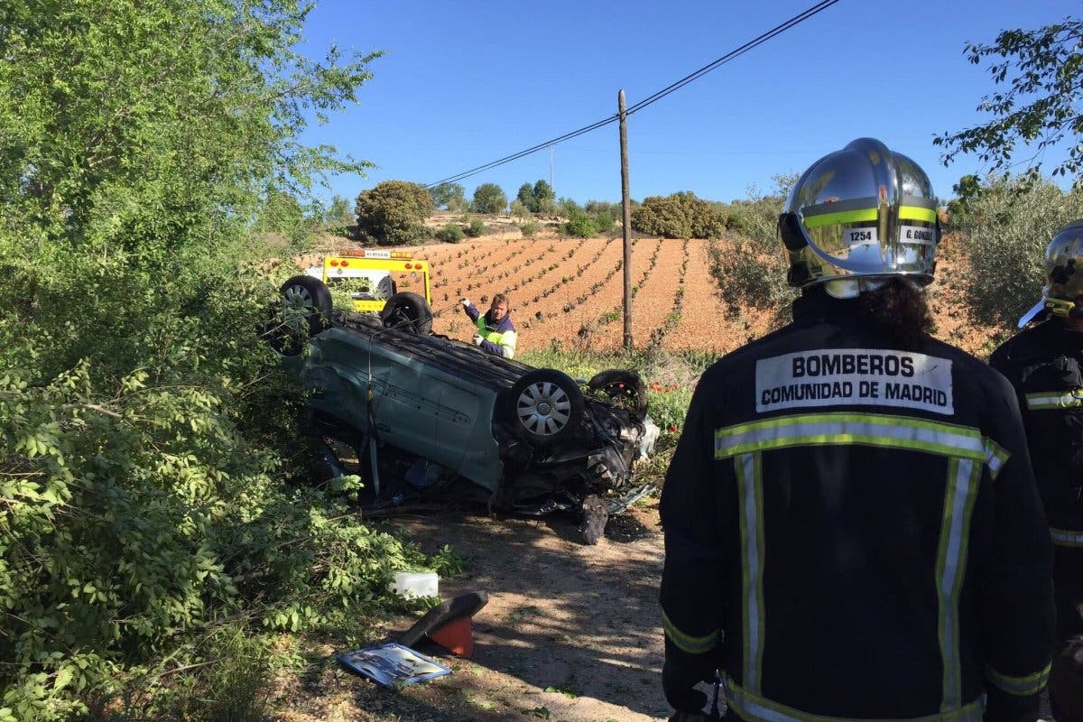 Tres jóvenes heridos tras volcar su coche en la A-3