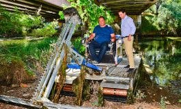 El barco anfibio de Torrejón, único en España, vuelve al río Henares contra los mosquitos