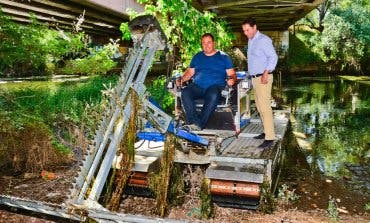 El barco anfibio de Torrejón, único en España, vuelve al río Henares contra los mosquitos